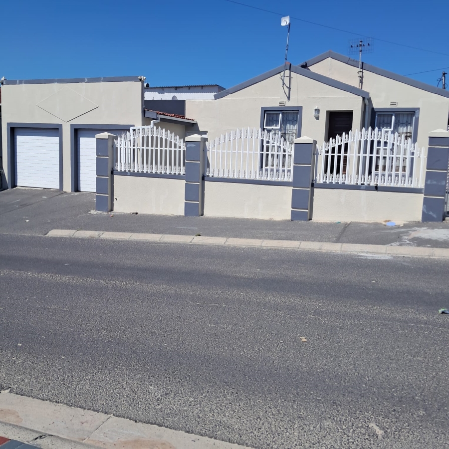5 Bedroom Property for Sale in Ilitha Park Western Cape
